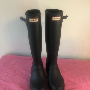 Black hunter boots